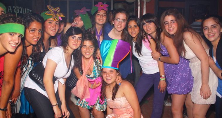 Muchas fueron las amigas que no se perdieron la oportunidad de saludar a la popular Sabrina del Carmen Márquez. Foto: Gentileza Quimera
