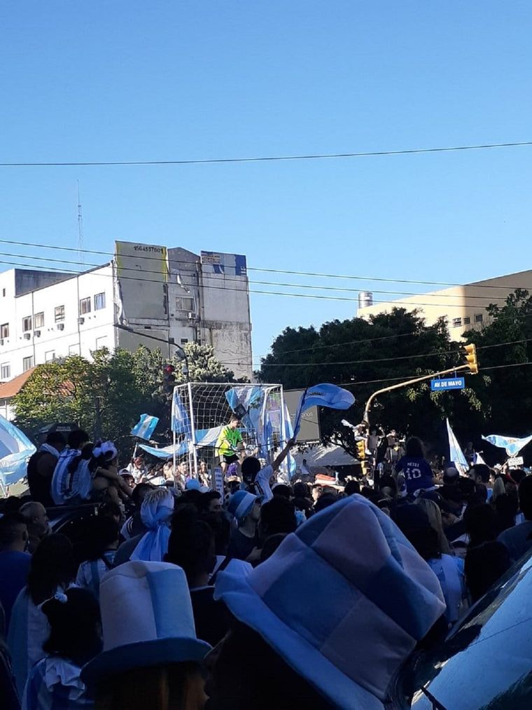 Argentina campeón y los vecinos recrean la imagen del Dibu Martínez Foto: Twitter