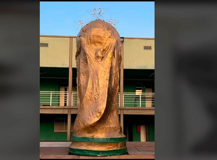 Alumnos armaron una Copa del Mundo gigante y el video se volvió viral en las redes Foto: Tiktok @agossant__