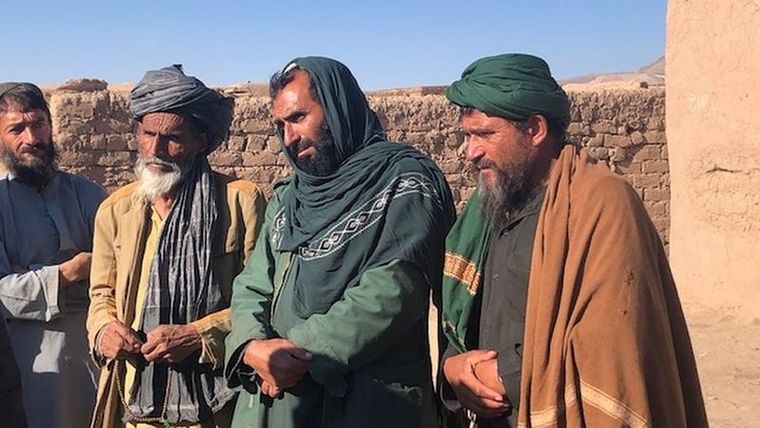 Ghulam (centro) dice que da a sus seis hijos hambrientos tranquilizantes para que duerman