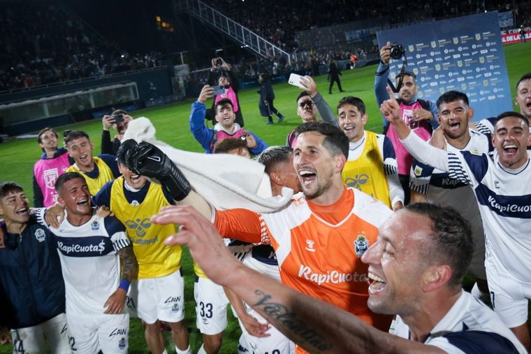 Gimnasia le ganó 2-0 a Arsenal y es el nuevo puntero del fútbol argentino.