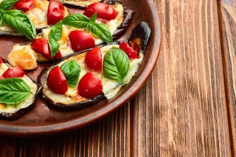 Mini pizzas de berenjenas caseras: receta que aprovecha la verdura y encanta a todos.