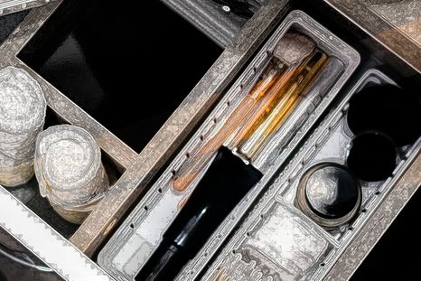 Crear zonas dentro de los cajones ayuda a evitar el desbordamiento y permite ver todo de un vistazo, evitando objetos repetidos. Foto publicada en homesandgardens.com.