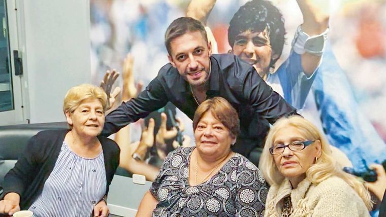 Las hermanas de Diego Maradona junto a Matías Morla