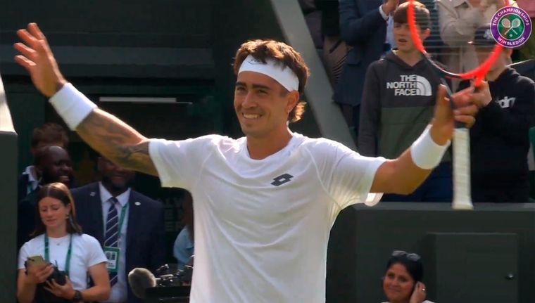 Francisco Comesaña hizo historia al vencer en primera ronda de Wimbledon al ruso Rublev, número 6 del mundo. Foto: captura TV