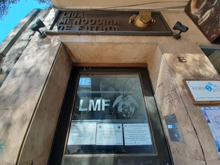 La mujer rompió una ventana en la parte trasera del edificio para tirarse