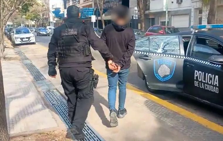 El hombre conocido como el ladrón respetuoso fue detenido en Parque Centenario, en el barrio porteño de Caballito, tras robar un teléfono celular.