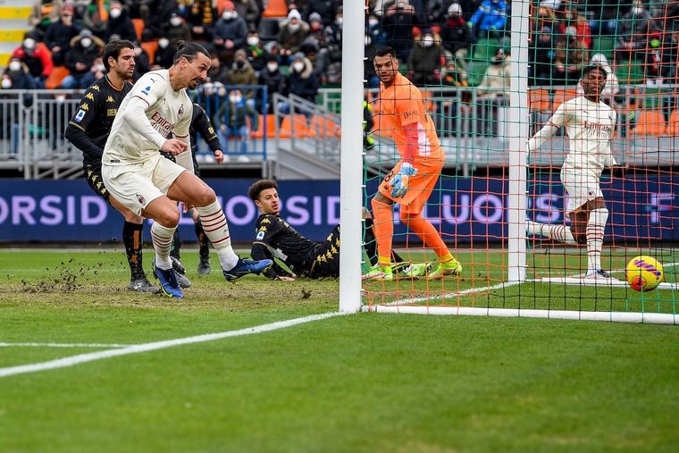 Zlatan empuja el balón para que el Milan anote el pimer gol de partido. Foto: @SC_ESPN