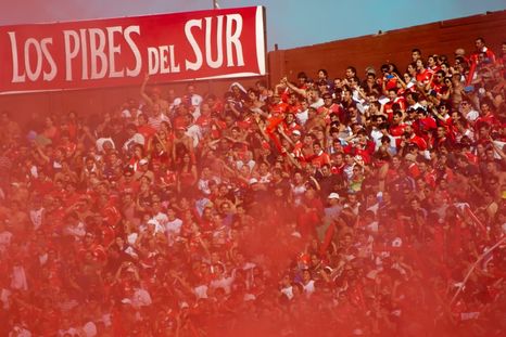 La hinchada de Independiente alienta a su equipo durante un partido frente a Lanús. La hinchada de Independiente alienta a su equipo durante un partido frente a Lanús.
