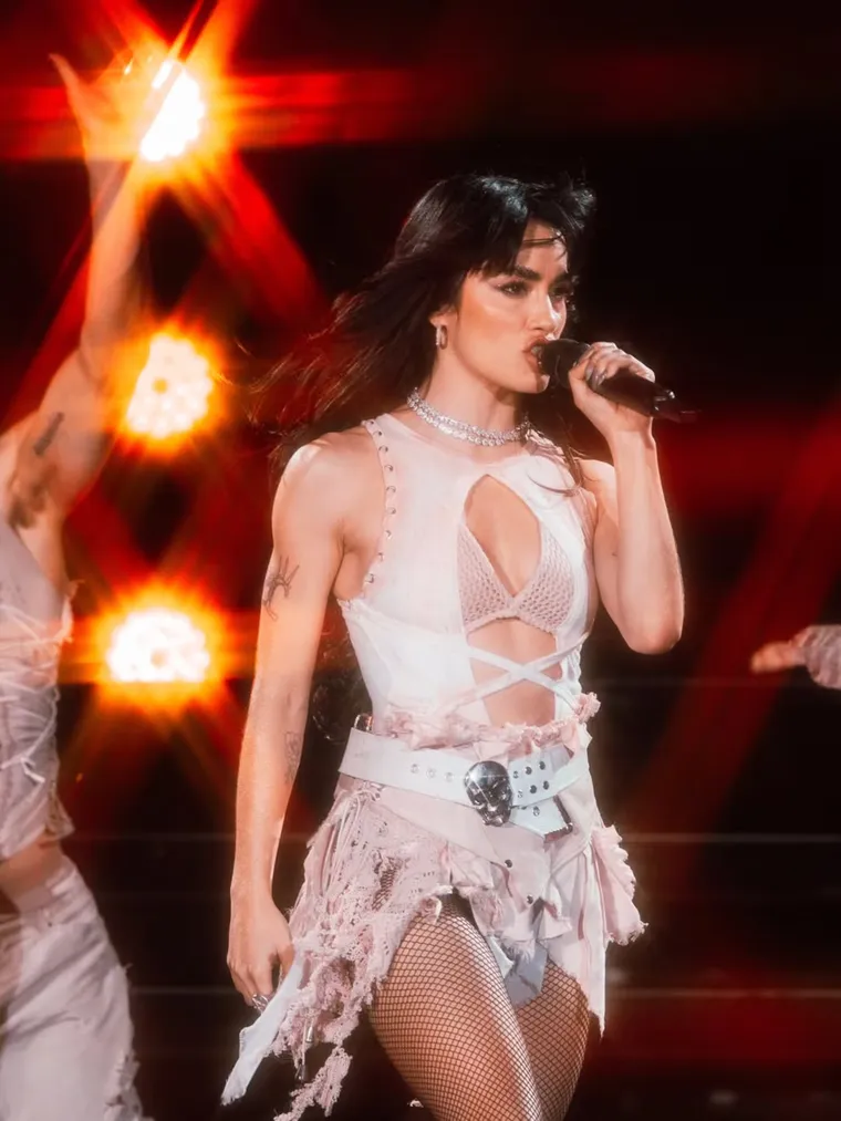 Una pasarela sobre el escenario. Una pasarela sobre el escenario.