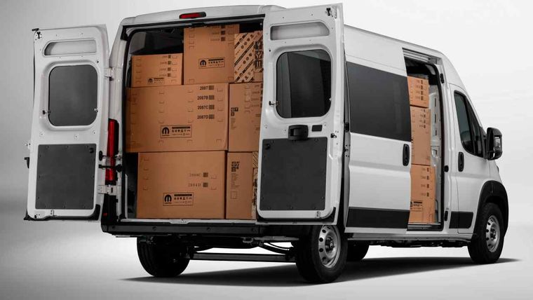 El Citroën Jumper 2026 estrena una nueva parrilla frontal, un nuevo diseño de volante y espejo retrovisor, y una insignia y centro del volante rediseñados, entre otras novedades.&nbsp;