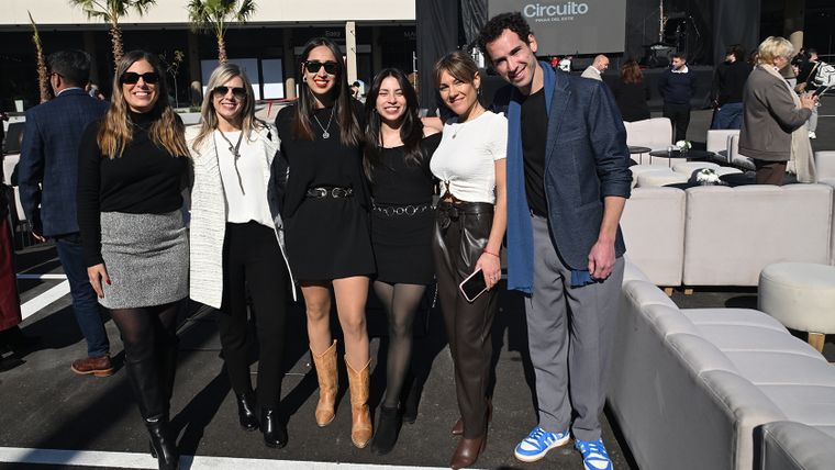Caro García, Vero Lopresti, Flor Décima, Fernanda Páez, Ángeles Barcarollo, Gustavo Rodríguez. Caro García, Vero Lopresti, Flor Décima, Fernanda Páez, Ángeles Barcarollo, Gustavo Rodríguez.