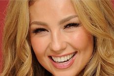 No por nada, Thalía es famosa por su “cinturita de avispa“. Conoce todos los trucos para subrayarla. Foto: laopinion.com