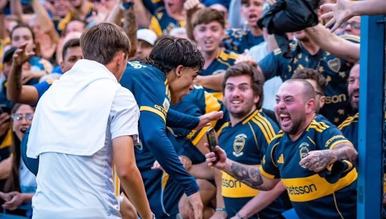 El emocionante festejo del Changuito Zeballos con el hincha italiano en plena Bombonera. Foto @andresbocafotos