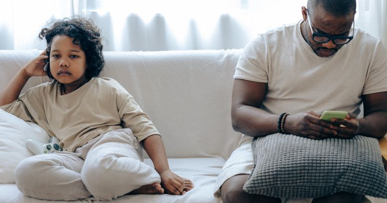 Un dedo que se desliza casi en automático, sin conciencia del gesto. Un dedo que se desliza casi en automático, sin conciencia del gesto.