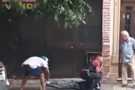 El momento de la sustracción del calzado Foto: Captura de video