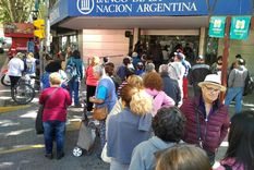 Los bancos deberá atender a los jubilados, pensionados y beneficiarios de planes sociales tras la disposición del Banco Central.