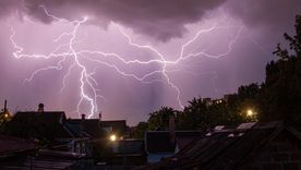 Las tormentas volvieron a golpear Mendoza y, además de las lluvias, los rayos y truenos se hicieron sentir con fuerza en distintos puntos de la provincia. &nbsp;