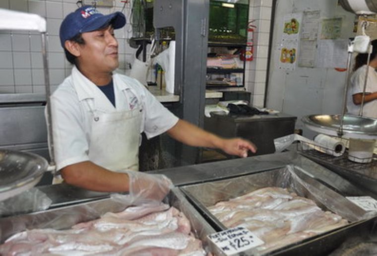 Umberto, vendedor del Mercado Central, detalla precios. Foto: Gerardo Gómez/MDZ