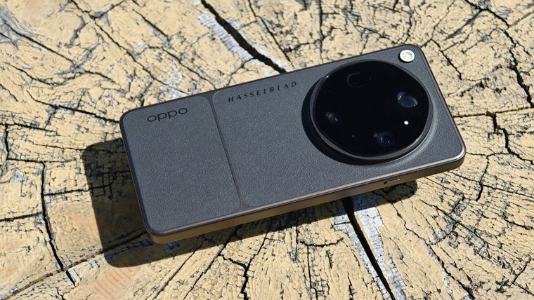 El diseño del Oppo Find X9 Ultra destaca por su enorme módulo de cámaras circular con óptica Hasselblad. El diseño del Oppo Find X9 Ultra destaca por su enorme módulo de cámaras circular con óptica Hasselblad.