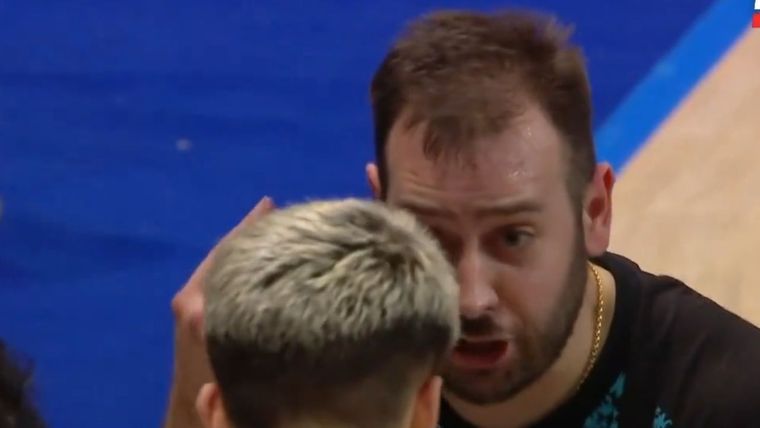 De Cecco cara a cara con sus compañeros. Foto: Captura Video