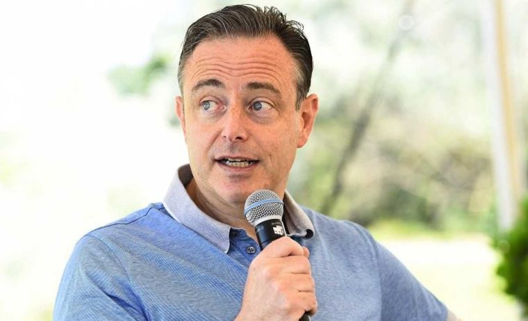 El alcalde belga brindó una entrevista sin pantalones y fue descubierto