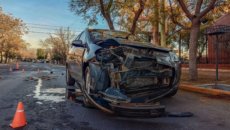 Así quedó el frente del Fiat Palio que ocasionó el siniestro al chocar a una camioneta Foto: Emilce Vargas Ferrara/MDZ
