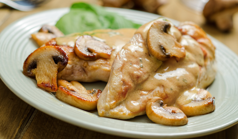 Pollo con salsa de champiñones un plato sofisticado y fácil de preparar Foto: Shutterstock