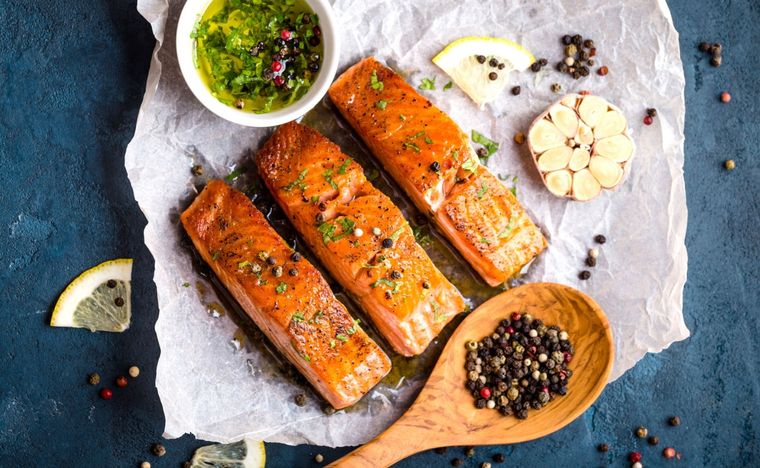 Salmón con hierbas y queso feta Una receta simple y deliciosa en minutos. Foto: Shutterstock