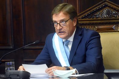 MDZol | Mirada tensa hacia una pantalla: así observa Suarez el futuro. Foto: Gobierno de Mendoza