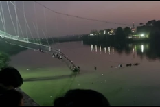 horror en india: mas de 90 muertos y 100 desaparecidos por el colapso de un puente