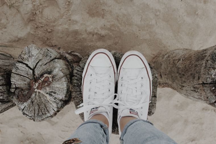 Limpieza Cómo dejar las zapatillas blancas en buenas condiciones Foto: Unsplash