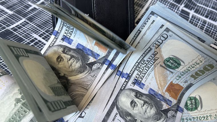 El dólar oficial sigue bajando este viernes. El dólar oficial sigue bajando este viernes.