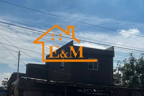 Más de 80 familias apuntan contra E&M Viviendas Industrializadas por estafa e irregularidades en la construcción y entrega de viviendas.