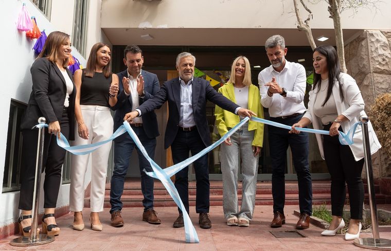 El gobernador junto al ministro de Educación, Cultura e Infancias y otros funcionarios inauguraron la residencia alternativa. Foto: Gobierno de Mendoza