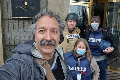MDZol | Pierre Zakrzewski (izq.) cubrió varias guerras durante años para la cadena estadounidense Fox News. Oleksandra Kuvshinova (centro) ayudaba al equipo de Fox News. Foto: FOX NEWS/PA