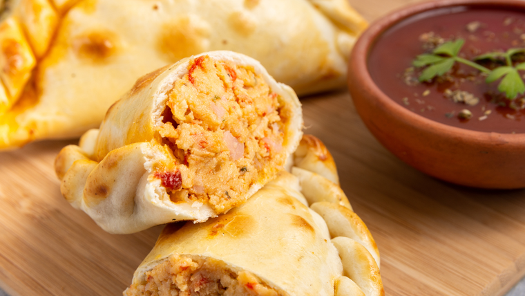 Seguí esta receta y prepará unas empanadas de pollo súper rellenas