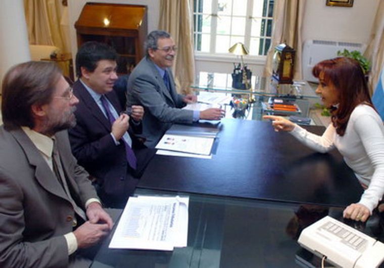 La presidenta Cristina Fernández de Kirchner, recibe los datos de la recaudación por parte de funcionarios Foto: Télam