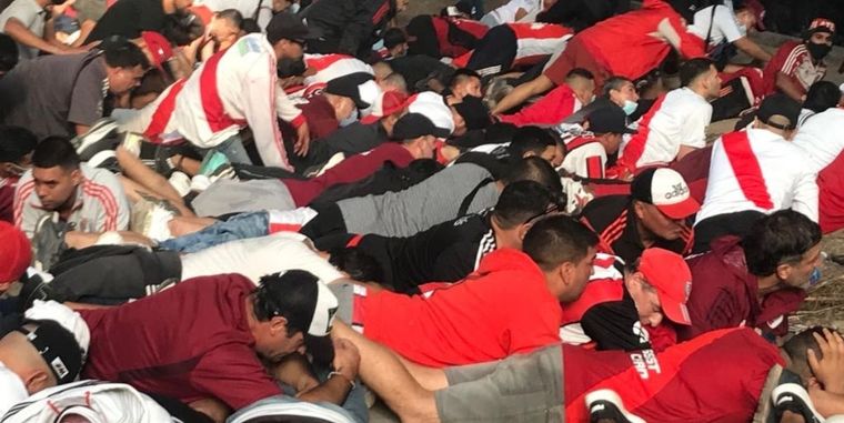 Más de 150 miembros de los Borrachos del Tablón fueron detenidos en la previa del partido de River