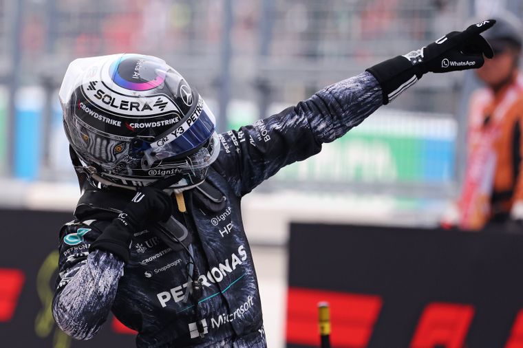 El joven piloto de Mercedes celebró en Suzuka tras una victoria que lo metió en los libros.