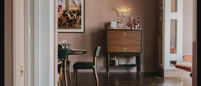 Decorar con neutros da lugar a muchas combinaciones de colores atemporales , como se muestra en este comedor diseñado por Studio Duggan. Foto: Studio Duggan y fotografía Mariell Lind Hansen