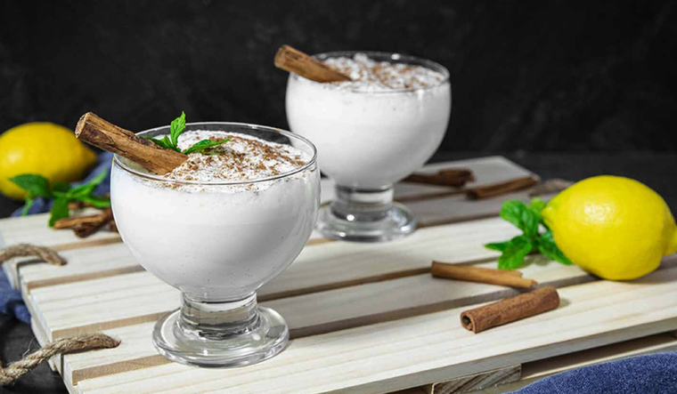 La receta original no llevaba clara de huevo, pero se incorporó para lograr su característica textura espumosa.