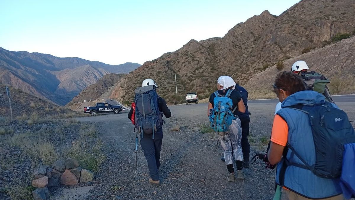 Rescataron a tres mujeres que quedaron varadas durante una travesía en Cacheuta