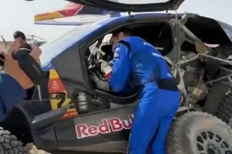 Nani Roma tuvo que reparar su Ford Raptor en plena etapa 12 tras perder una rueda. Nani Roma tuvo que reparar su Ford Raptor en plena etapa 12 tras perder una rueda.