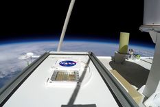 Contenedor con muestras de microorganismos en la estratosfera. Foto: Nasa