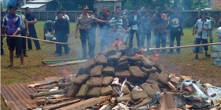 La quema de marihuana en Indonesia.