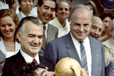 MDZol | Diego Armando Maradona, uno de los pocos argentinos que supo cuánto pesa la Copa del Mundo Foto: Télam