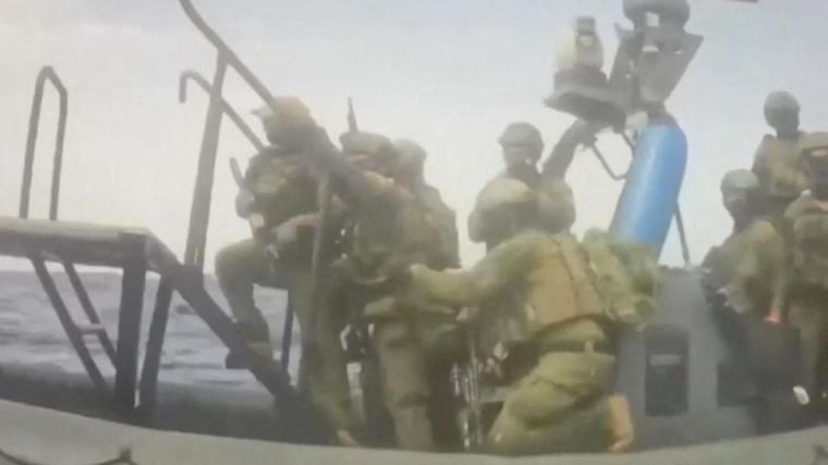 Un video transmitido en directo por la Flotilla Global Sumud mostró a comandos israelíes abordando un barco el lunes.