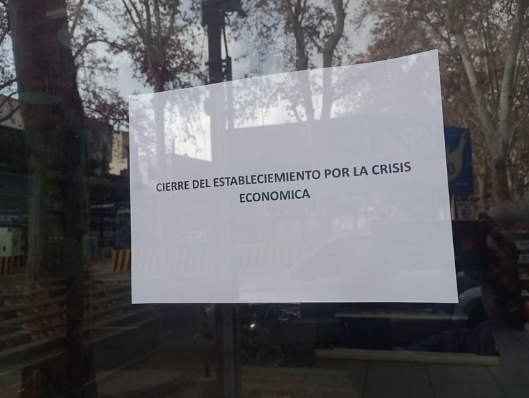 Un establecimiento comercial del centro mendocino cerró debido a la crisis económica.