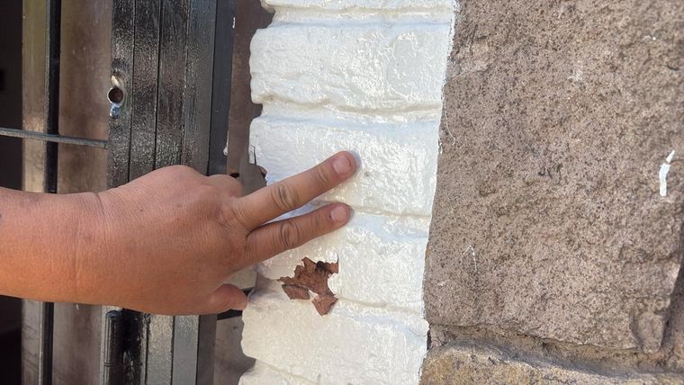 Testigos mostraron las marcas que dejaron las balas de alta calibre disparadas en el hecho de sangre. Testigos mostraron las marcas que dejaron las balas de alta calibre disparadas en el hecho de sangre.